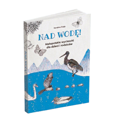 Okładka książki NAD WODĘ! w kolorystyce biało-niebieskiej, w tle ilustracja przedstawiająca wodę i różne zwierzęta wodne