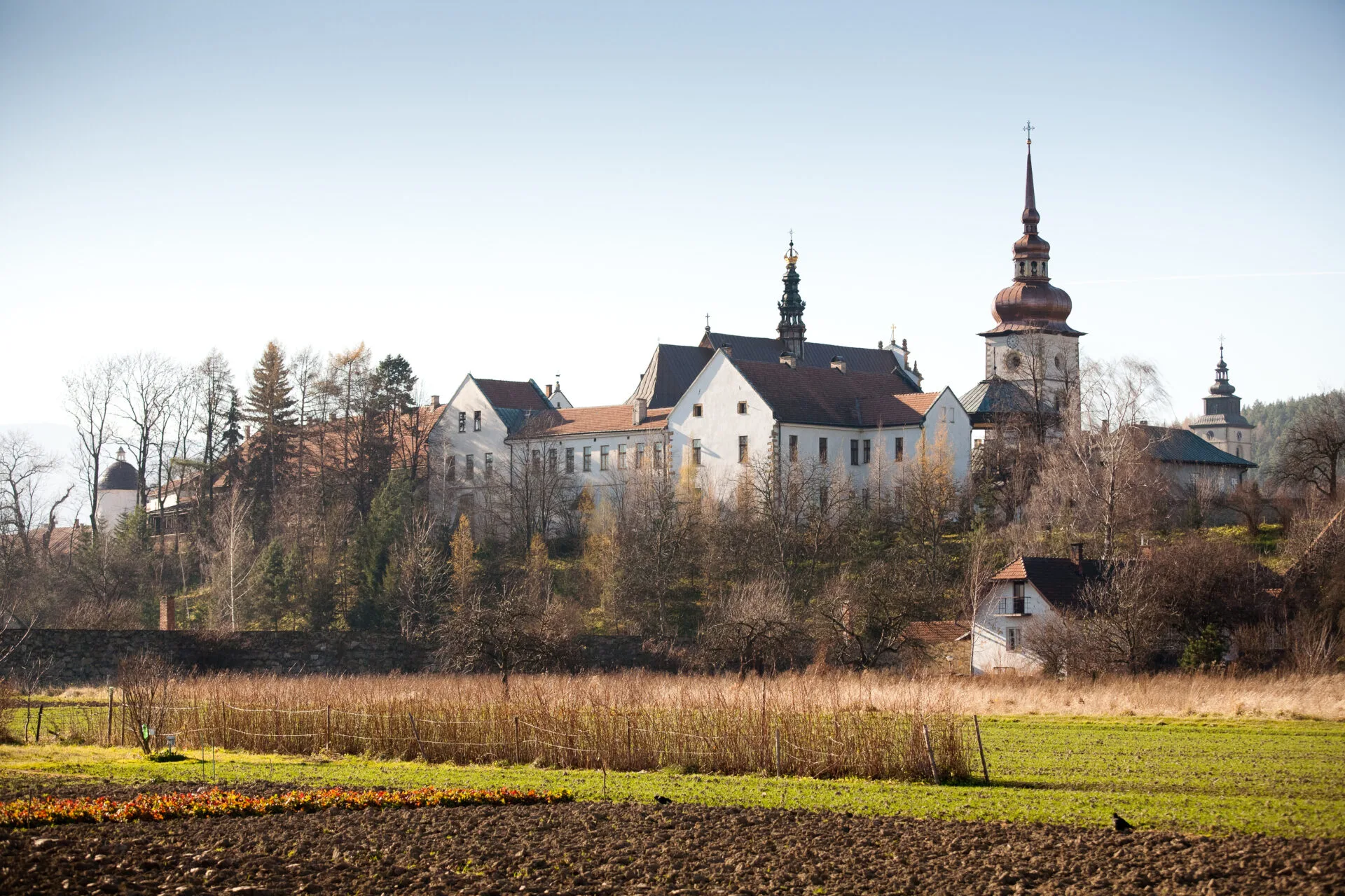 Widok na klasztor klarysek w Starym Saczu