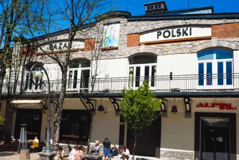 Budynek na Krupówkach w Zakopanem: Fotografia współczesna pokazująca budynek z napisem 