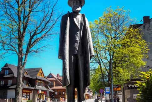 Pomnik Władysława Zamoyskiego w Zakopanem: Współczesna fotografia pomnika Władysława Zamoyskiego, stojącego na postumencie z napisem 